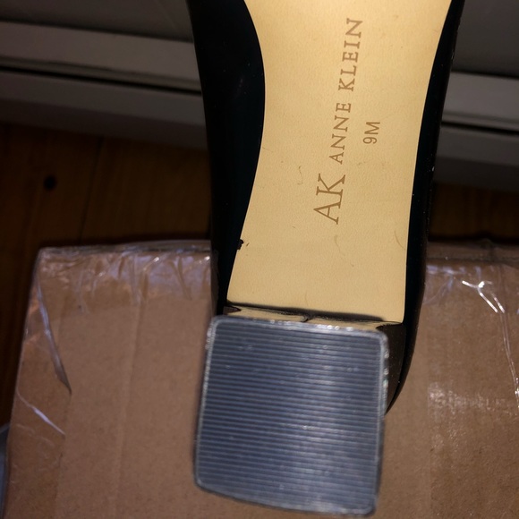 NWT Anne Klein Navy Patent Leather Heels, Size 9 - Picture 8 of 8